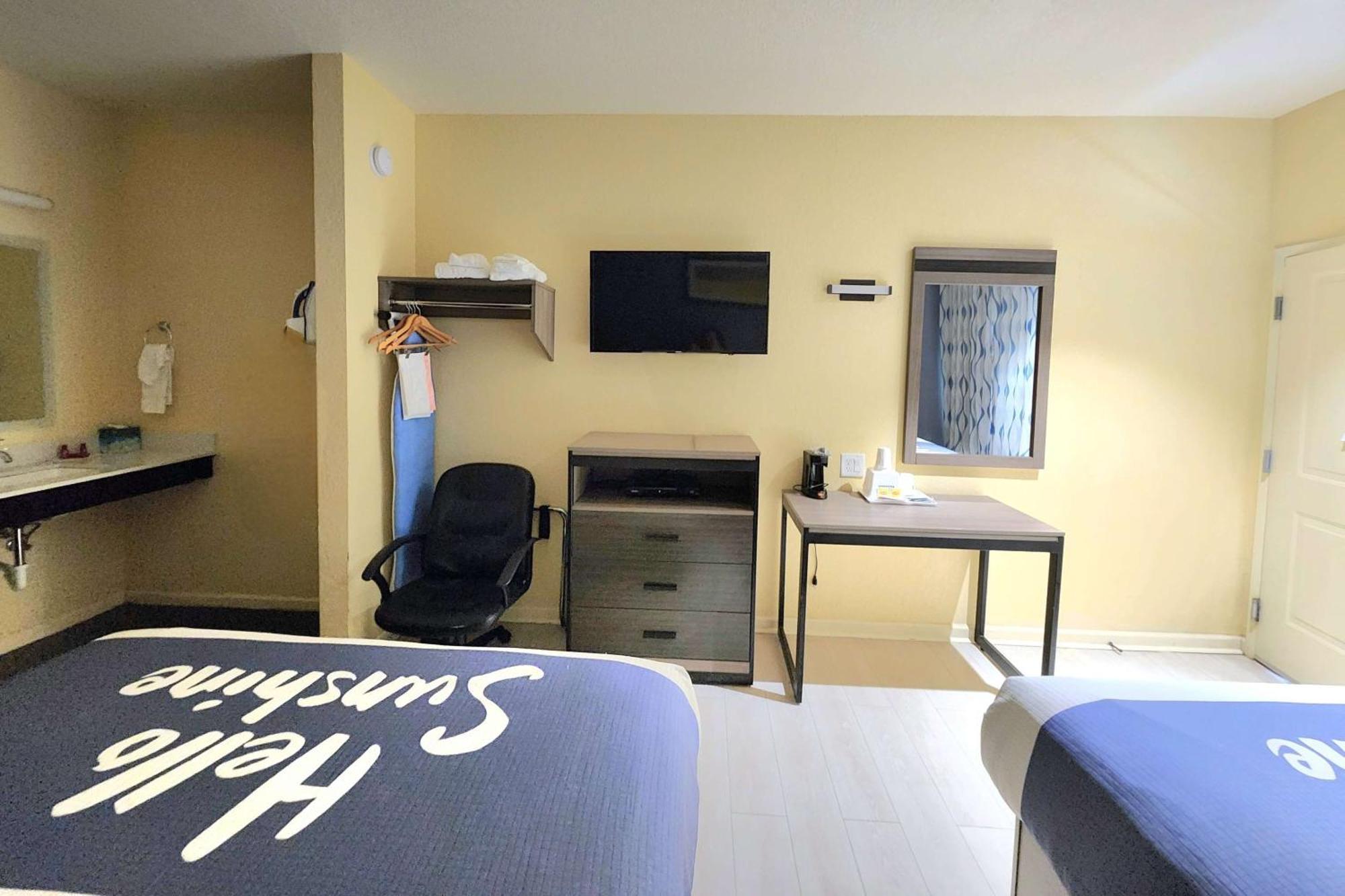 Days Inn By Wyndham Freeport Buitenkant foto